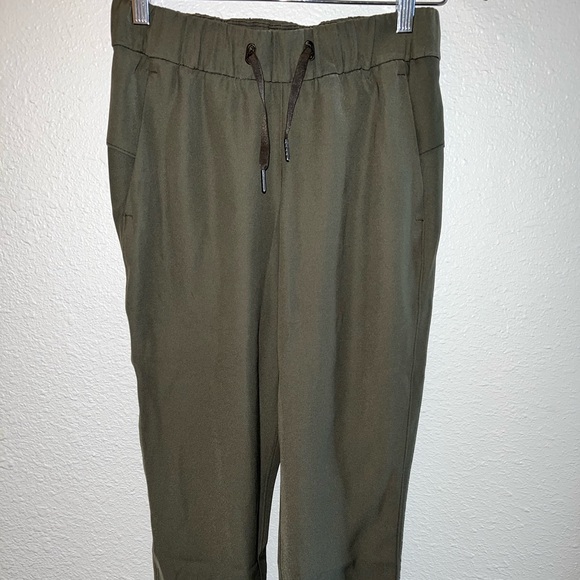 Lululemon On The Fly Pant 7/8 size 4 Dark Olive - Picture 4 of 5